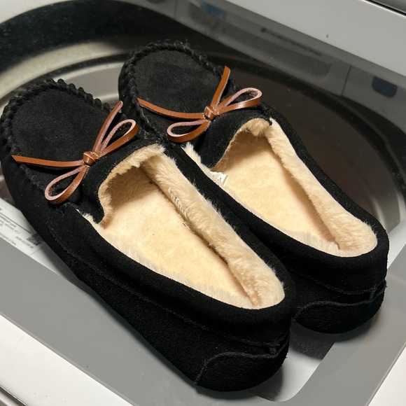 Secret treasures sz 8 Black Faux-Suede Cozy Bow Moccasin Slippers never worn. - Picture 2 of 9
